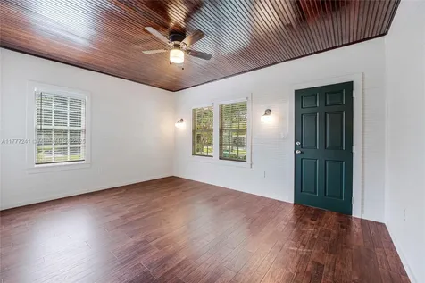 3822 Oak Avenue Miami FL 33133