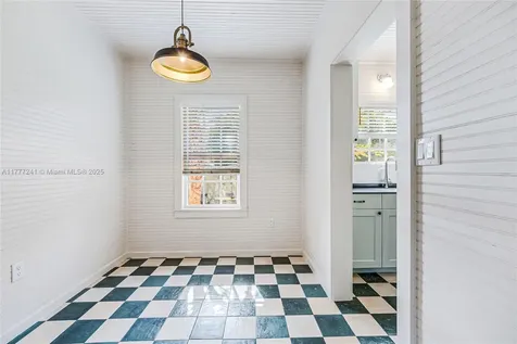 3822 Oak Avenue Miami FL 33133