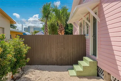 3822 Oak Avenue Miami FL 33133