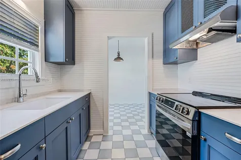3822 Oak Avenue Miami FL 33133