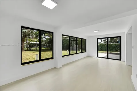 121 NW 35th Street Oakland Park FL 33309