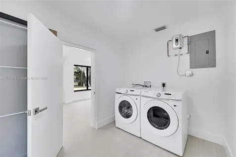 121 NW 35th Street Oakland Park FL 33309
