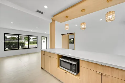 121 NW 35th Street Oakland Park FL 33309
