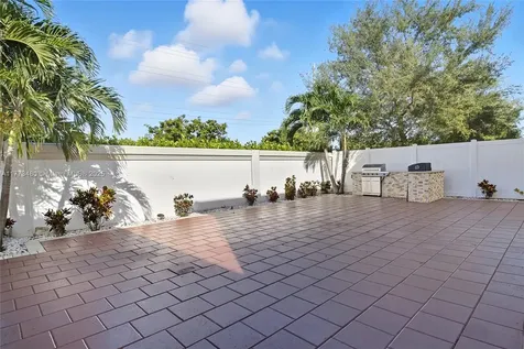 10572 W 35th Way Hialeah FL 33018