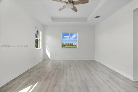 10572 W 35th Way Hialeah FL 33018
