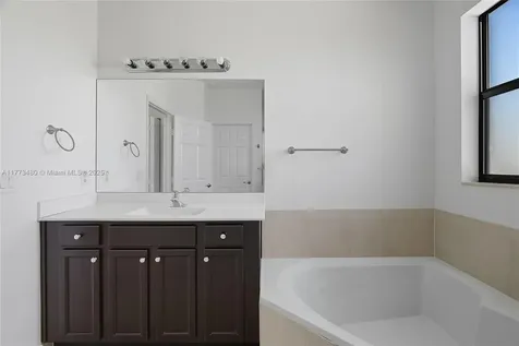 10572 W 35th Way Hialeah FL 33018