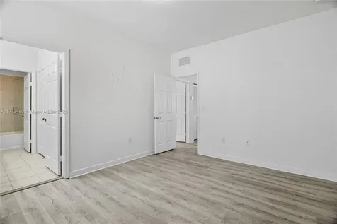 10572 W 35th Way Hialeah FL 33018