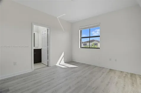 10572 W 35th Way Hialeah FL 33018