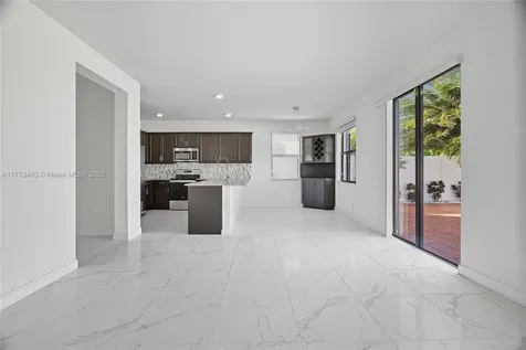 10572 W 35th Way Hialeah FL 33018
