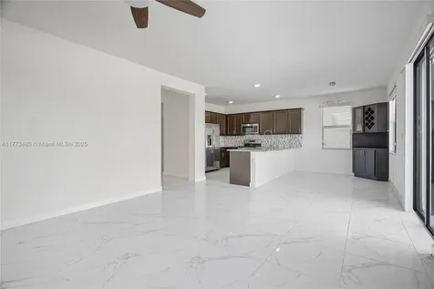 10572 W 35th Way Hialeah FL 33018