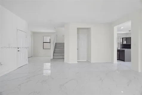 10572 W 35th Way Hialeah FL 33018