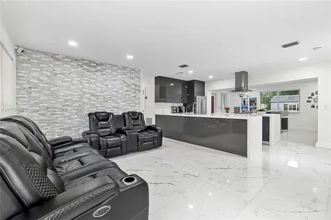 910 N 70th Avenue Hollywood FL 33024