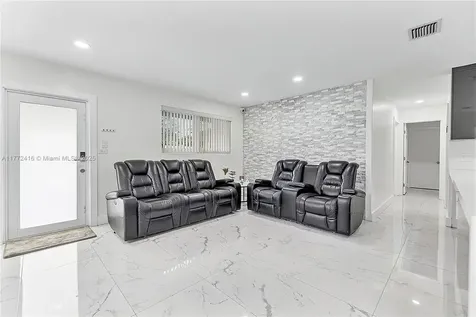 910 N 70th Avenue Hollywood FL 33024