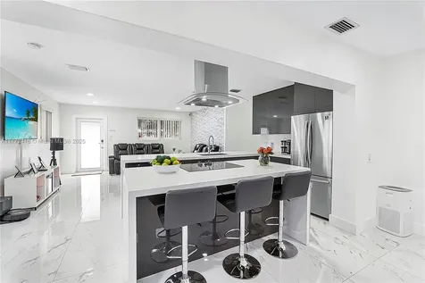 910 N 70th Avenue Hollywood FL 33024