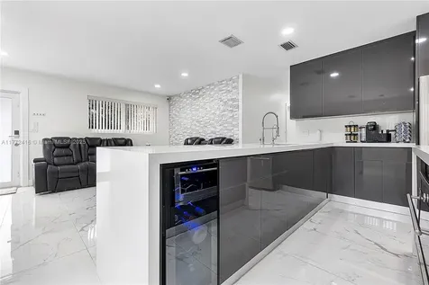 910 N 70th Avenue Hollywood FL 33024