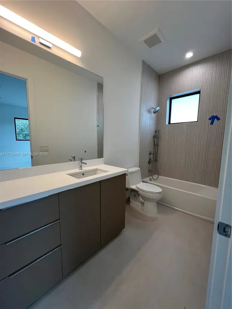 5725 W Ashwood Hollywood FL 33312