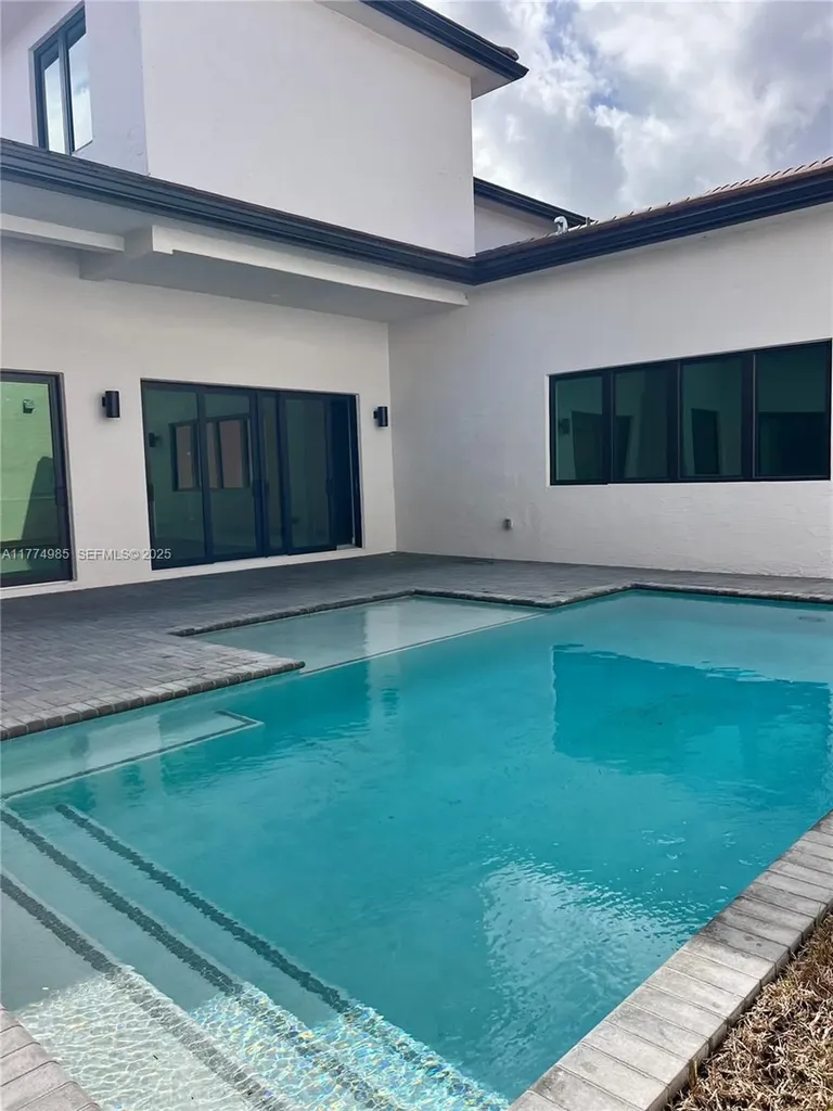 5725 W Ashwood Hollywood FL 33312