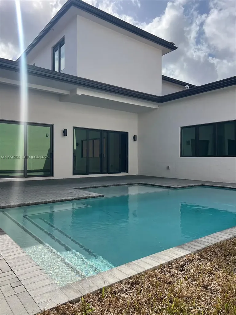 5725 W Ashwood Hollywood FL 33312