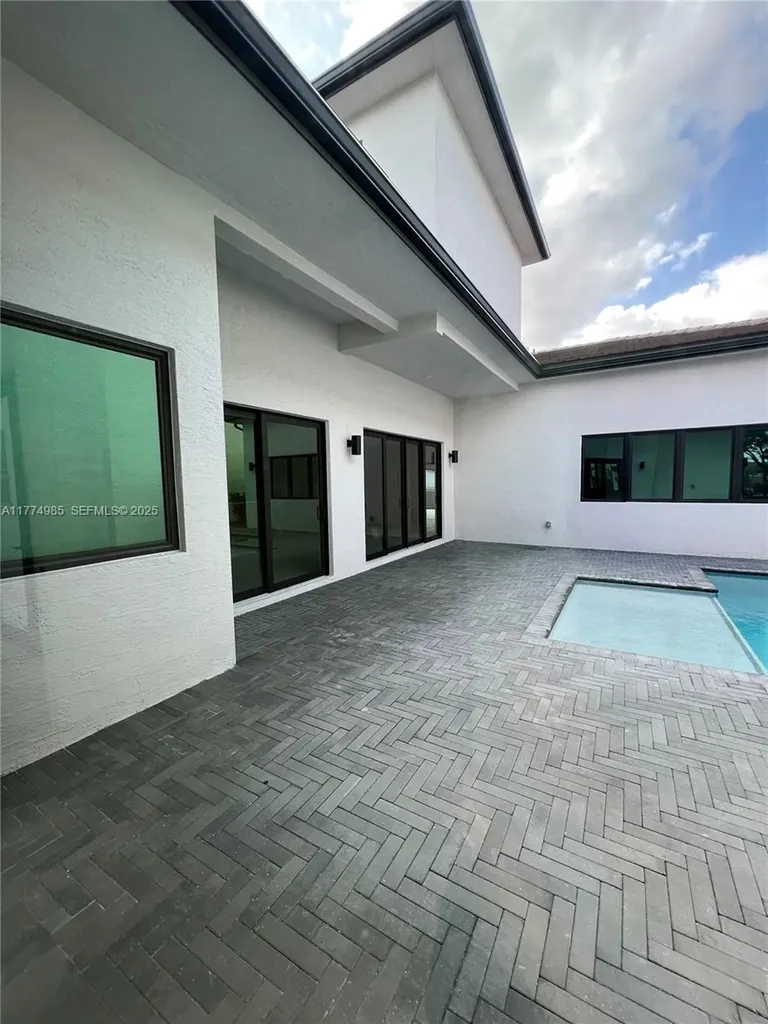 5725 W Ashwood Hollywood FL 33312