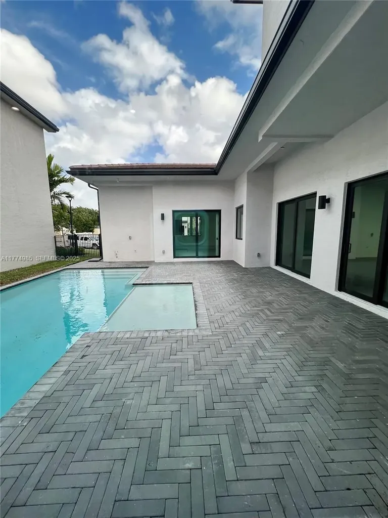 5725 W Ashwood Hollywood FL 33312