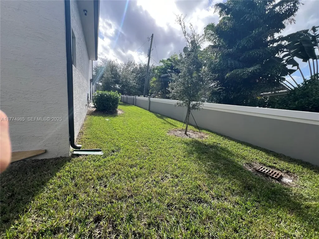 5725 W Ashwood Hollywood FL 33312