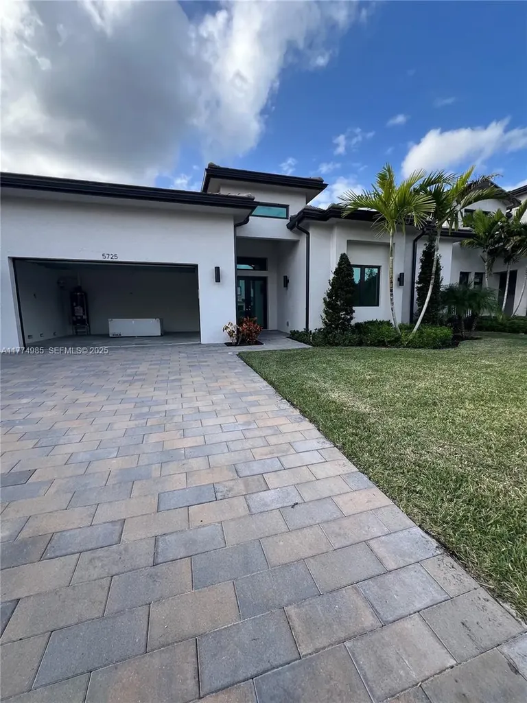 5725 W Ashwood Hollywood FL 33312
