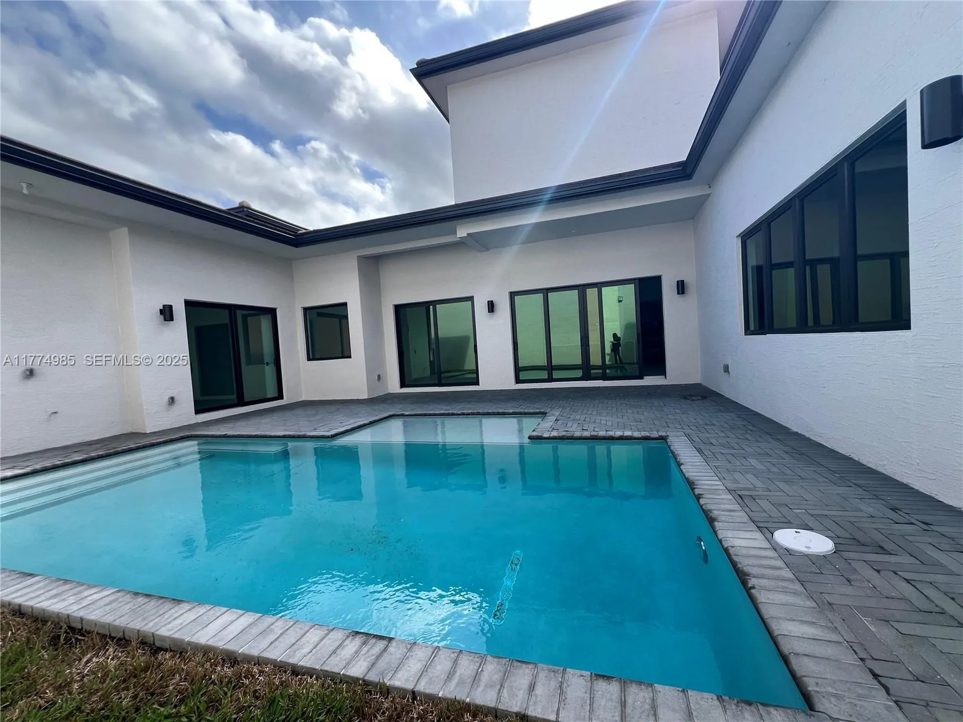 5725 W Ashwood Hollywood FL 33312