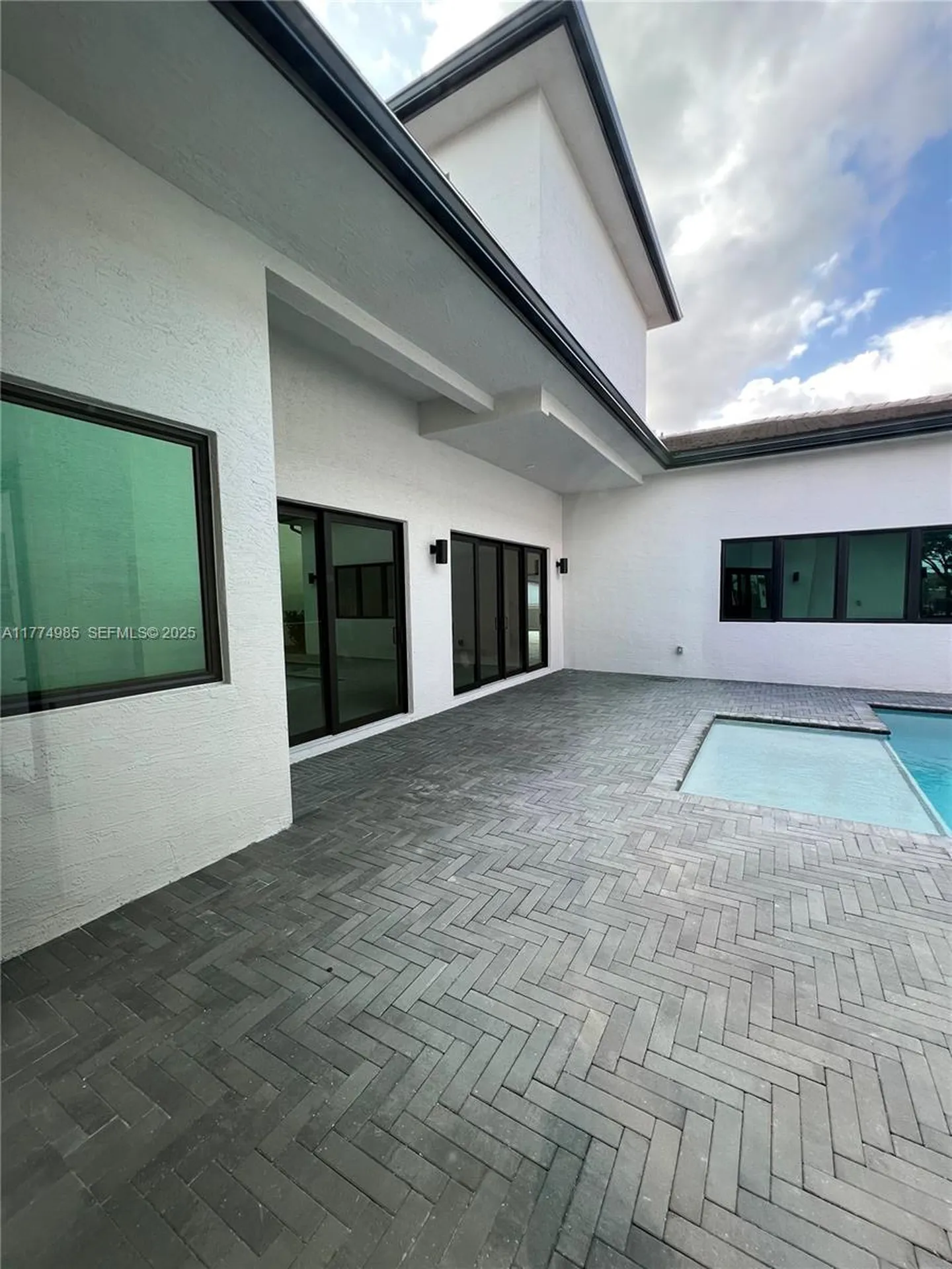 5725 W Ashwood Hollywood FL 33312