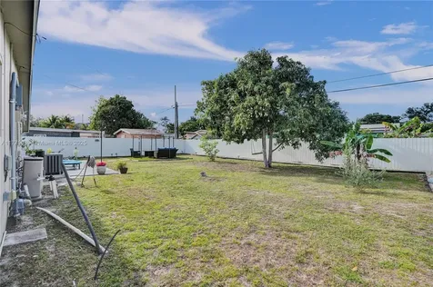 3851 SW 31st Court West Park FL 33023