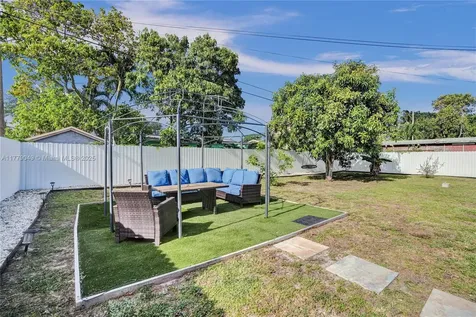 3851 SW 31st Court West Park FL 33023