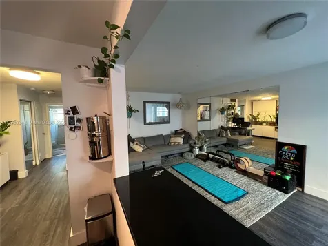 221 Meridian Avenue Miami Beach FL 33139