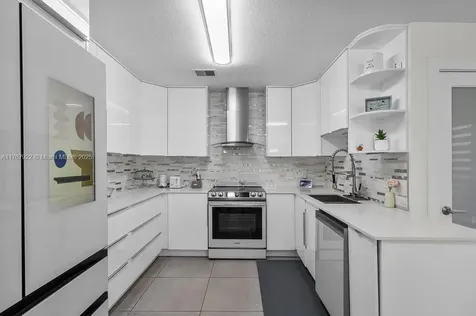 517 Misty Oaks Drive Pompano Beach FL 33069