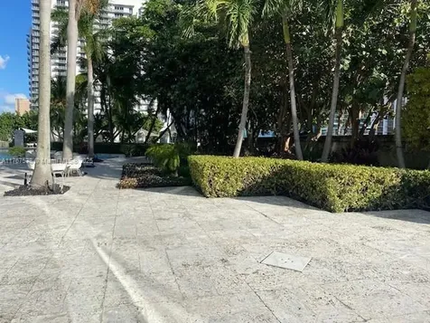 100 SE 2 Street Miami FL 33131