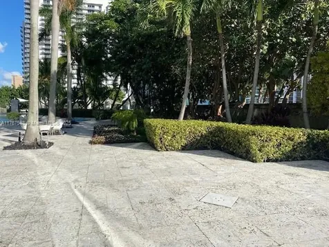 100 SE 2 Street Miami FL 33131