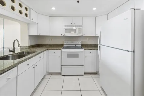 2555 Collins Avenue Miami Beach FL 33140
