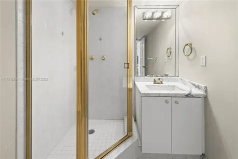2555 Collins Avenue Miami Beach FL 33140