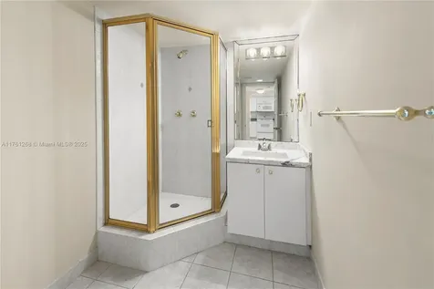 2555 Collins Avenue Miami Beach FL 33140