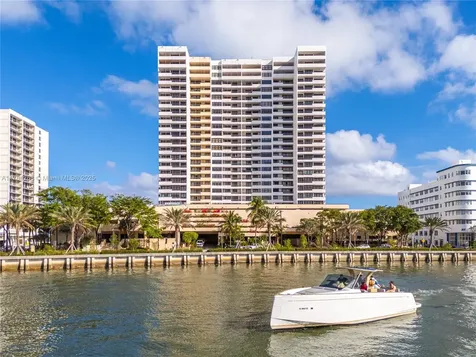 2555 Collins Avenue Miami Beach FL 33140