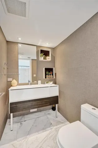 5660 Collins Avenue Miami Beach FL 33140