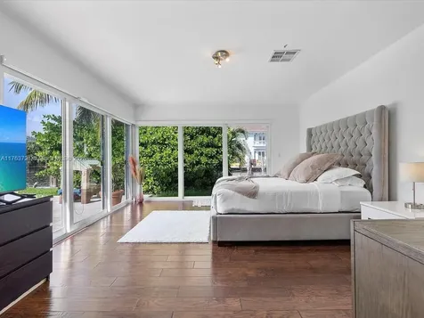16473 NE 31st Avenue North Miami Beach FL 33160