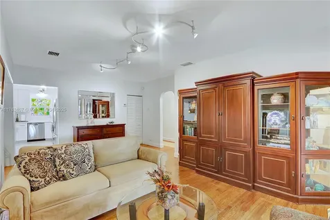 521 Wren Avenue Miami Springs FL 33166