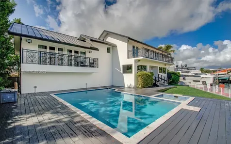 16461 NE 34th Avenue North Miami Beach FL 33160