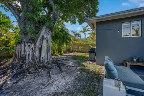 185 NW 115th Street Miami FL 33168