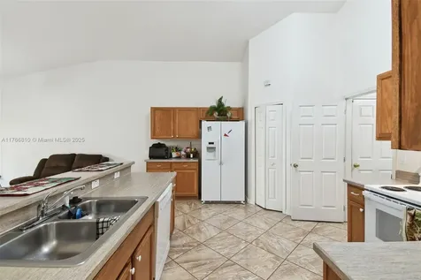 939 Van Loon Court Kissimmee FL 34758