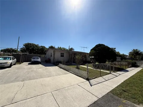 3221 SW 47th Avenue West Park FL 33023