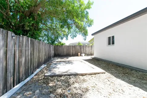 2011 NW 53rd Street Miami FL 33142