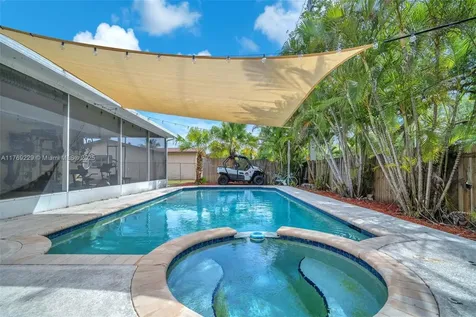 700 NW 88th Terrace Pembroke Pines FL 33024