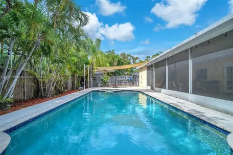 700 NW 88th Terrace Pembroke Pines FL 33024