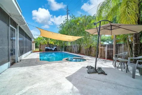 700 NW 88th Terrace Pembroke Pines FL 33024