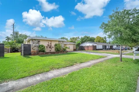 700 NW 88th Terrace Pembroke Pines FL 33024